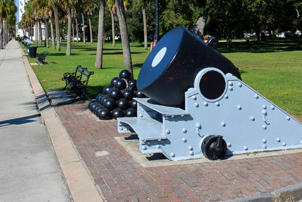 Fun things to do in Charleston : White Point Gardens Cannons. 